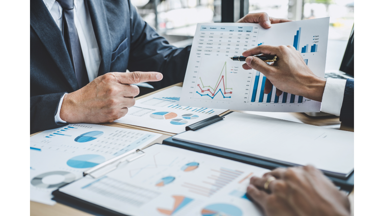 Mitarbeitende analysieren Diagramme