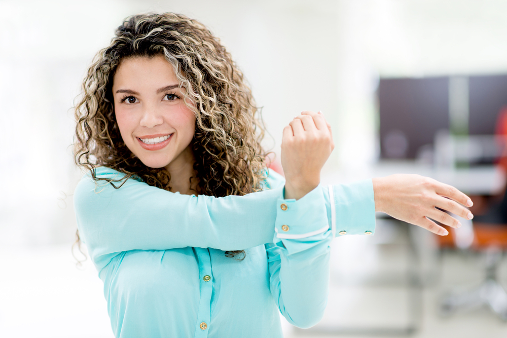 Frau stretcht ihren Arm