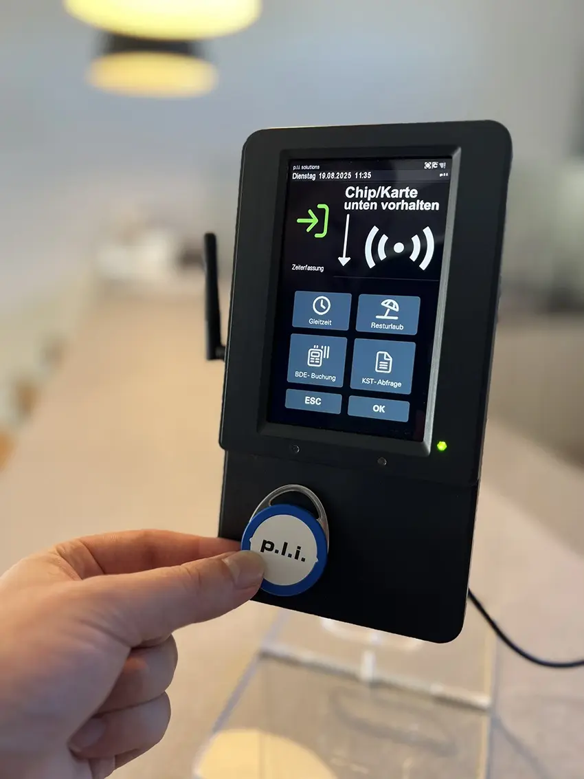 Zeiterfassung am Terminal mit einem PLI-Transponder