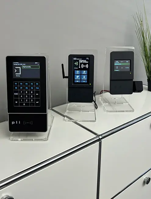 Drei unterschiedliche Terminals nebeneinander