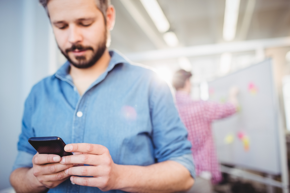 Mitarbeiter beantragt Urlaub per Handy